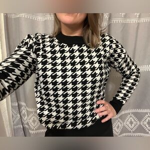 Houndstooth T Tahari Sweater sz Small